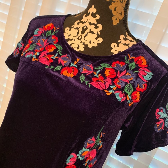 Andree by Unit Velvet Top - Picture 1 of 5